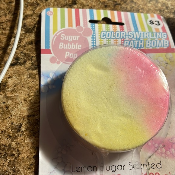 Like new $5 sugar Bubble pop color swirling bath bombs - Picture 2 of 7